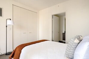 2 quartos, ferros/tábuas de passar roupa, Wi-Fi, roupa de cama