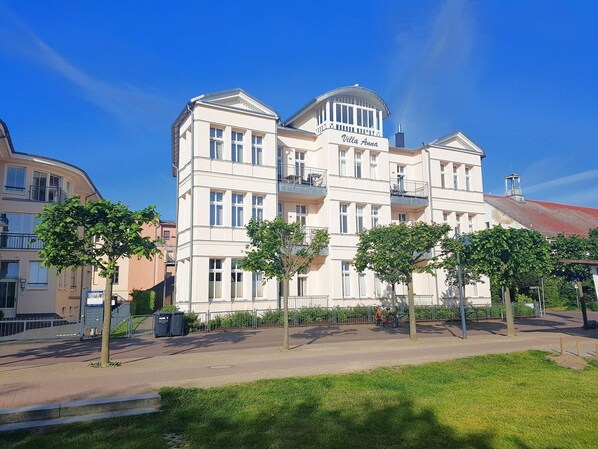 Unclassified image, 1 of 15, button