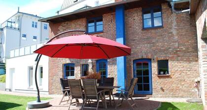 Blankenese House - Quaint: Blankenese House on the grounds of Villa Hamburg