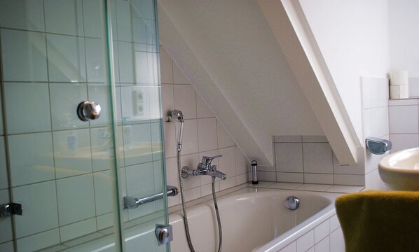 Dusche, Haartrockner, Handtücher