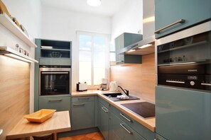 Kühlschrank, Mikrowelle, Ofen, Herdplatte