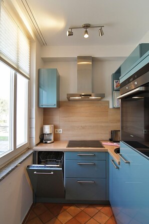 Fridge, microwave, oven, stovetop - Villa Hamburg Appartement 05 - Villa Hamburg (Heringsdorf)