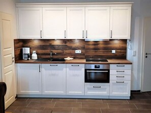 Refrigerador, placa de cocina, tetera/pava eléctrica, tostadora