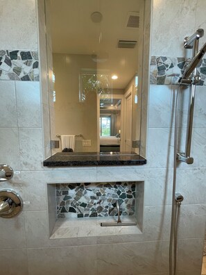 Shower, hair dryer, towels, soap - Villa Philippa a wonderful place to enjoy, modern, new, on the canal, south facing (Rotonda West)
