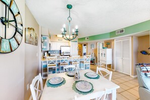 Dining - Beachfront condo with Gulf views, pools, hot tubs, tennis courts, gym, AC, & W/D (Gulf Shores)