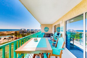 Outdoor dining - Beachfront condo with Gulf views, pools, hot tubs, tennis courts, gym, AC, & W/D (Gulf Shores)