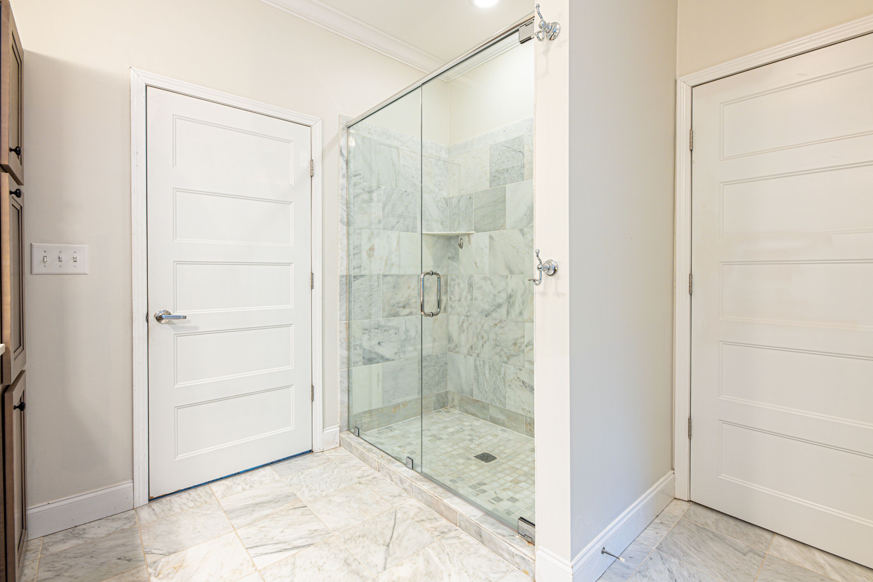 Combined shower/tub, towels