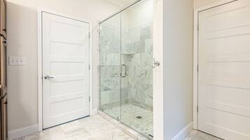 Combined shower/tub, towels