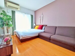 Desk, blackout drapes, free WiFi, bed sheets - PICOLO HAKATA (Fukuoka)