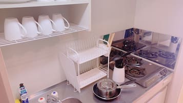 Een minikoelkast, een microgolfoven, een kookplaat, een waterkoker