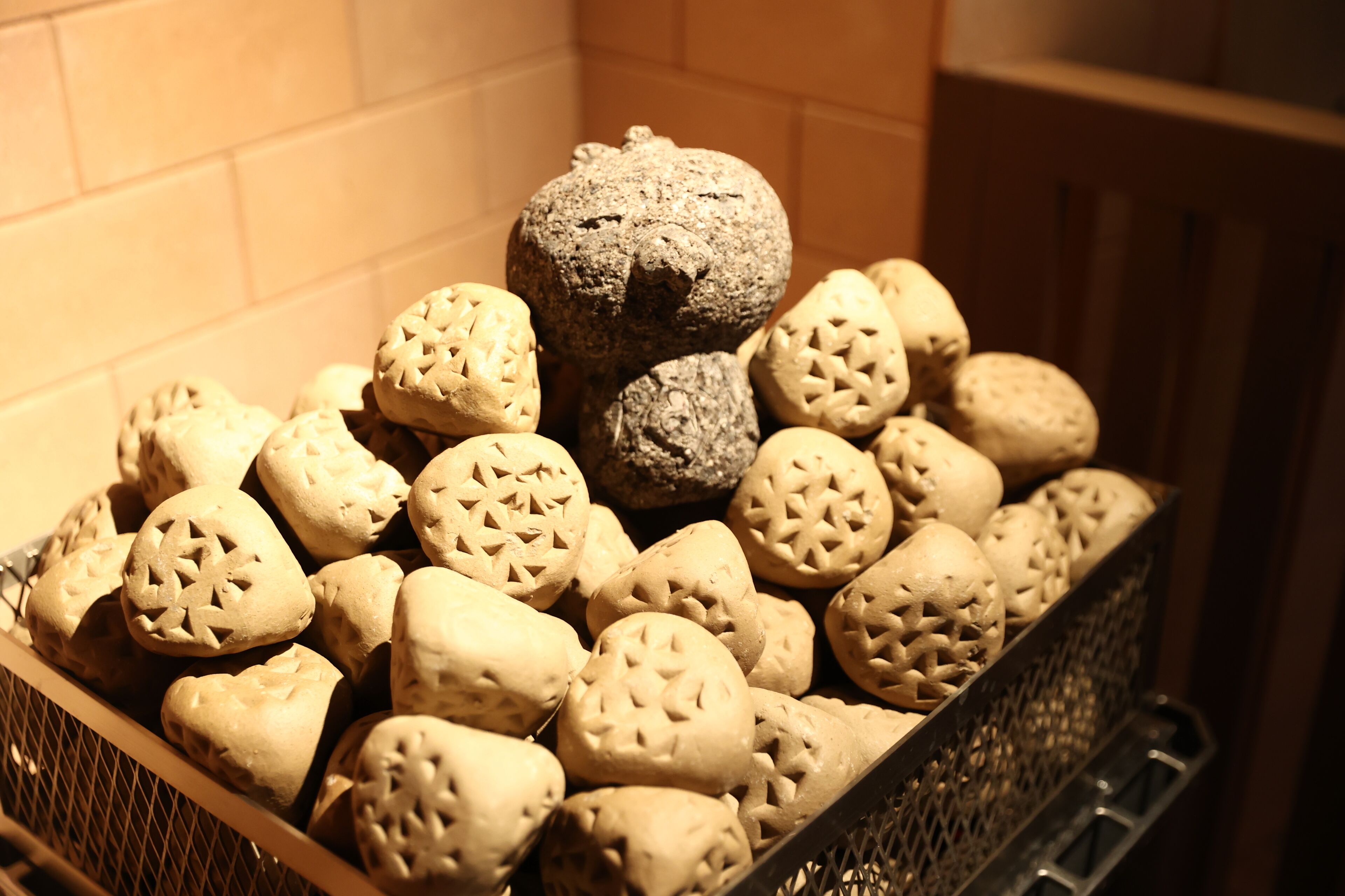 Una cesta llena de galletas de diferentes formas.