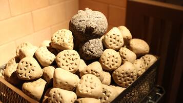 Una cesta llena de galletas de diferentes formas.