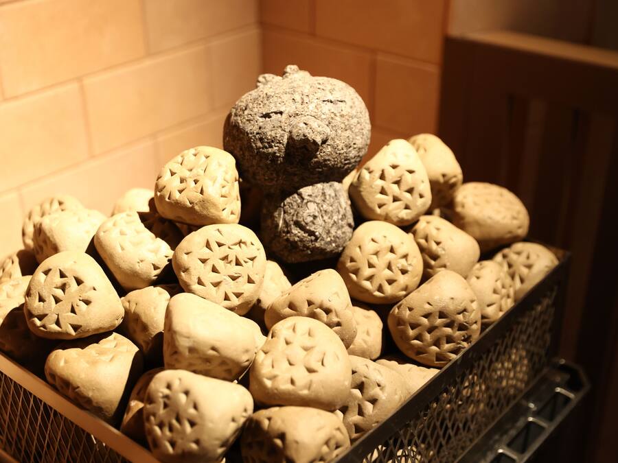 Una cesta llena de galletas de diferentes formas.