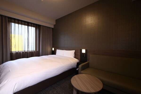 ألحفة محشوة بالريش ومكتب ومساحة عمل للكمبيوتر المحمول وستائر تعتيم