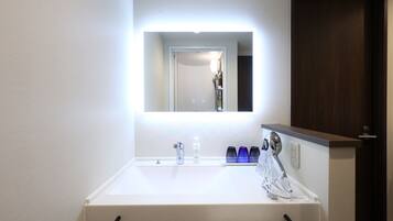 Shower, pengering rambut, sandal, dan kloset