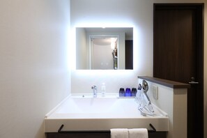 تجهيزات دش، مجففات شعر، خف للقدمين، مراحيض شطف