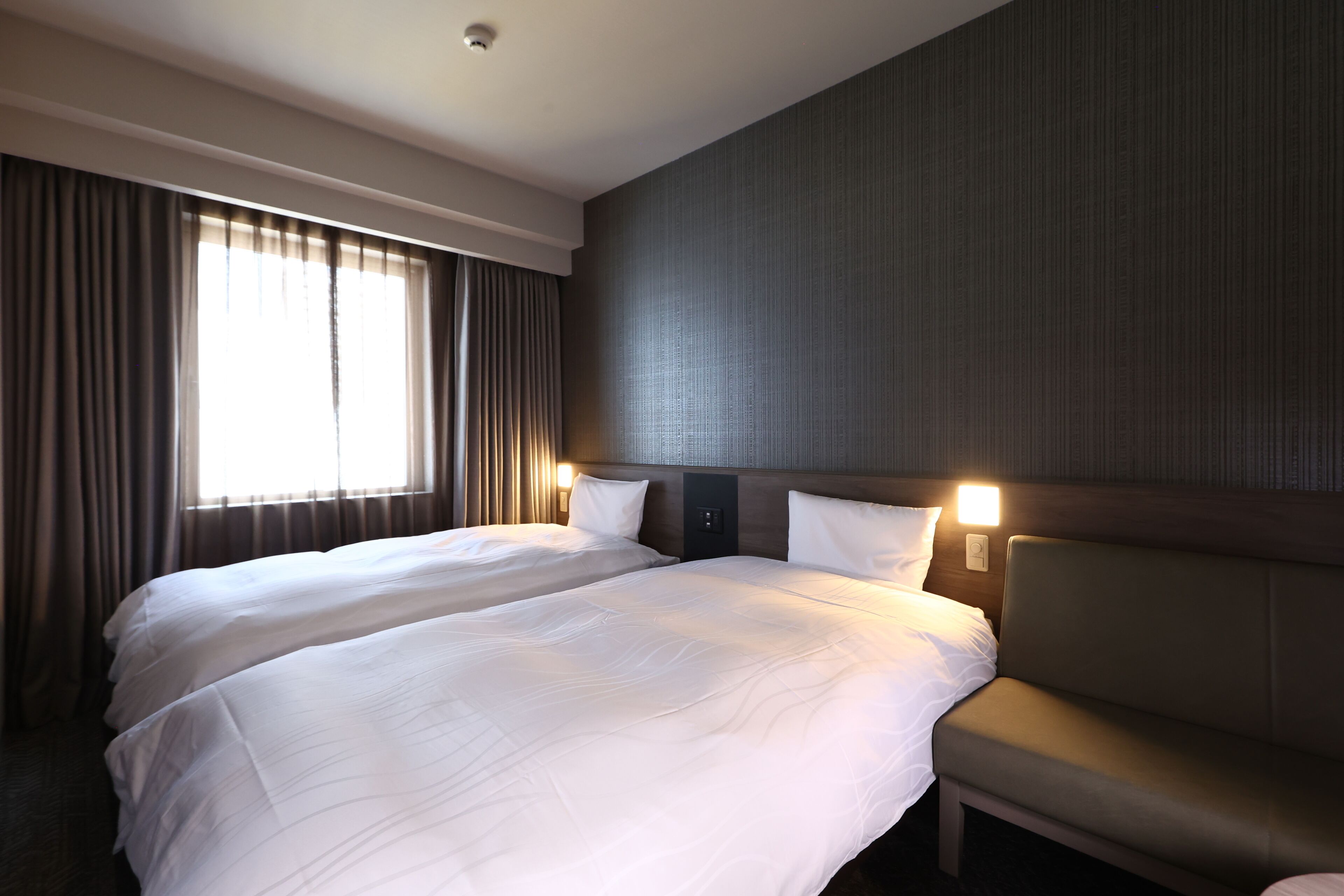 羽绒被、办公桌、笔记本电脑工作区、遮光窗帘