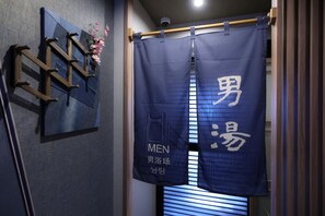 Suối nước nóng