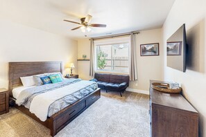 3 bedrooms, iron/ironing board, WiFi, bed sheets - Stylish all-season home with dog-friendly yard, patio, central AC & washer/dryer (Flagstaff)