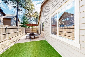 Outdoor dining - Stylish all-season home with dog-friendly yard, patio, central AC & washer/dryer (Flagstaff)
