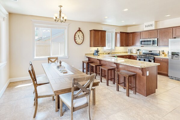 Fridge, microwave, oven, stovetop - Stylish all-season home with dog-friendly yard, patio, central AC & washer/dryer (Flagstaff)