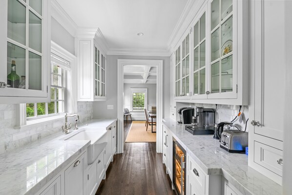 Fridge, microwave, oven, stovetop - Beautiful home with pool, tennis court, game room, central AC, & washer/dryer (Southampton)