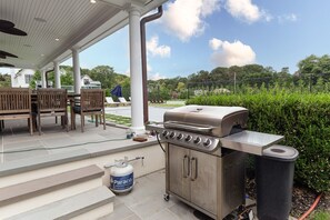 Outdoor dining - Beautiful home with pool, tennis court, game room, central AC, & washer/dryer (Southampton)