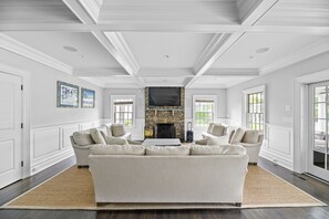 TV, fireplace - Beautiful home with pool, tennis court, game room, central AC, & washer/dryer (Southampton)