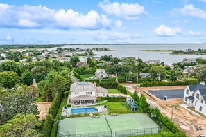 Sport court - Beautiful home with pool, tennis court, game room, central AC, & washer/dryer (Southampton)