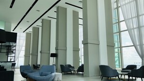 A spacious lobby with high ceilings, large windows, and modern seating arrangements. - Tri Tower By Antlerzone (Johor Bahru)