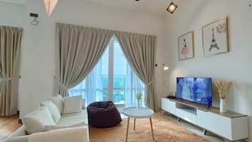 Romantic Apart Daire | Oturma alanı | Dijital TV kanalları bulunan 40 inç akıllı televizyon, ofis