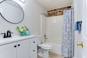 Combined shower/bathtub, hair dryer, towels, soap
