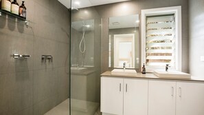 Bañera, secador de pelo y toallas