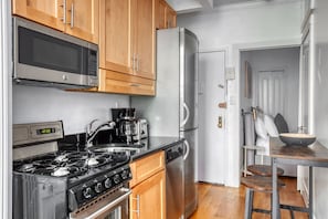 Refrigerador, microondas, horno, placa de cocina