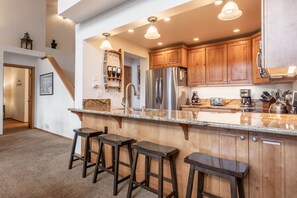 Réfrigérateur, four à micro-ondes, un four, surface de cuisson