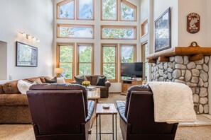 Télévision, cheminée, chaîne hi-fi