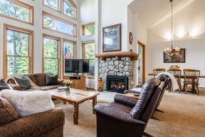 Télévision, cheminée, chaîne hi-fi