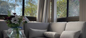 Modern than 3 bedroom house with office space in the center of Kallangur