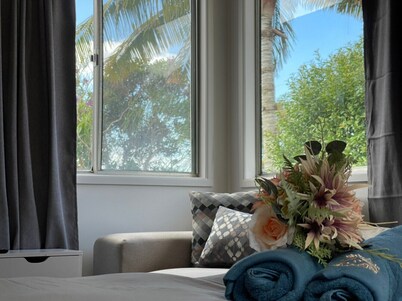 Modern than 3 bedroom house with office space in the center of Kallangur