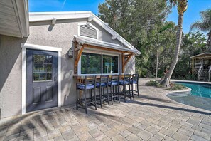 Outdoor dining - Escape to Villa Manteago: Resort-Style Estate with Pool, Spa, and Game Room, Minutes from Bradenton! (Bradenton)