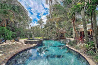 Escape to Villa Manteago: Resort-Style Estate with Pool, Spa, and Game Room, Minutes from Bradenton!