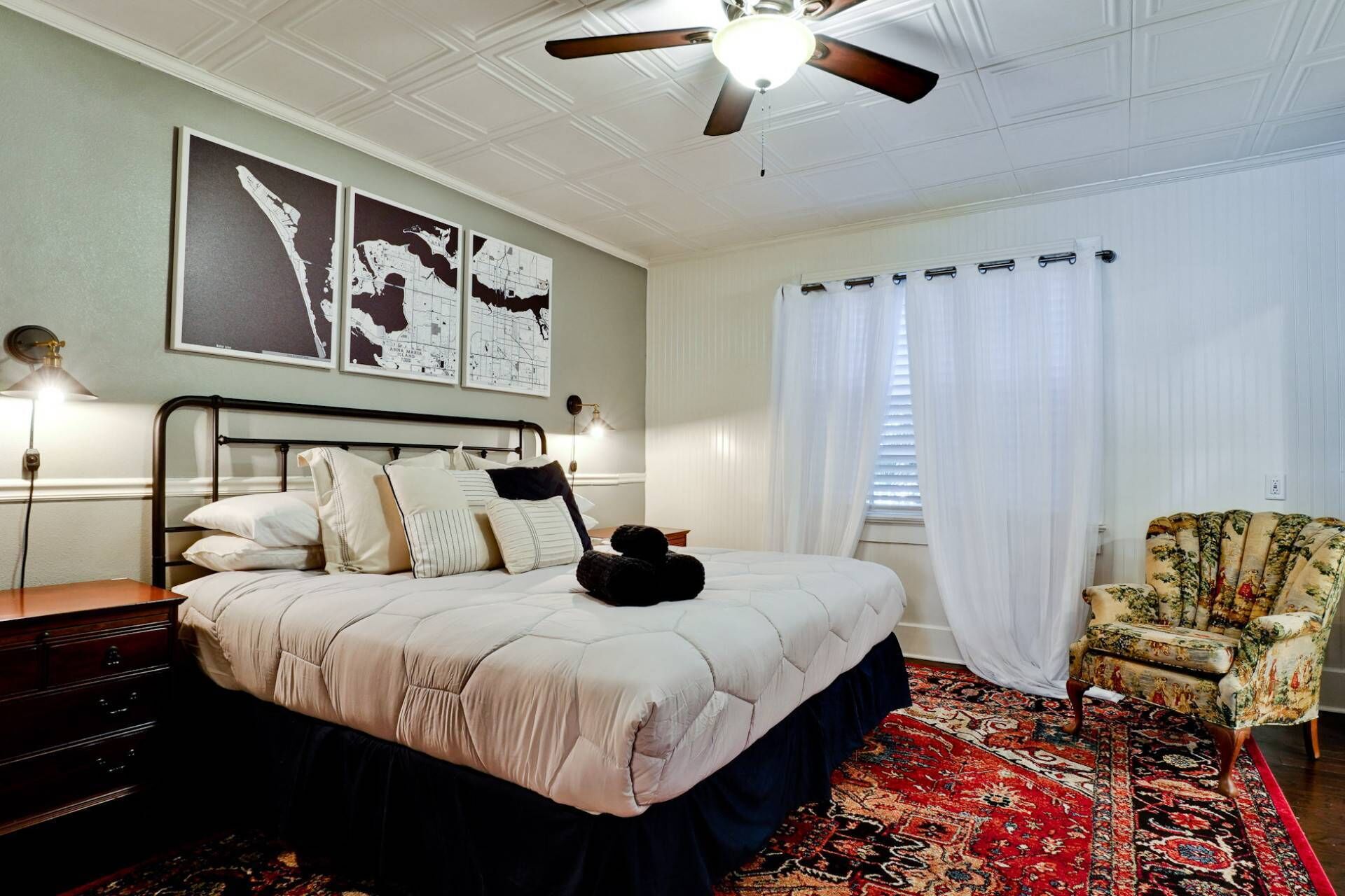 5 makuuhuonetta, työpöytä, ilmainen Wi-Fi, vuodevaatteet