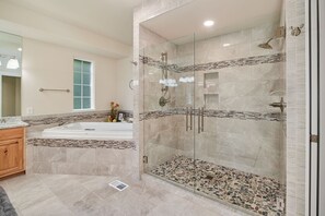 Combined shower/tub, jetted tub, hair dryer, towels