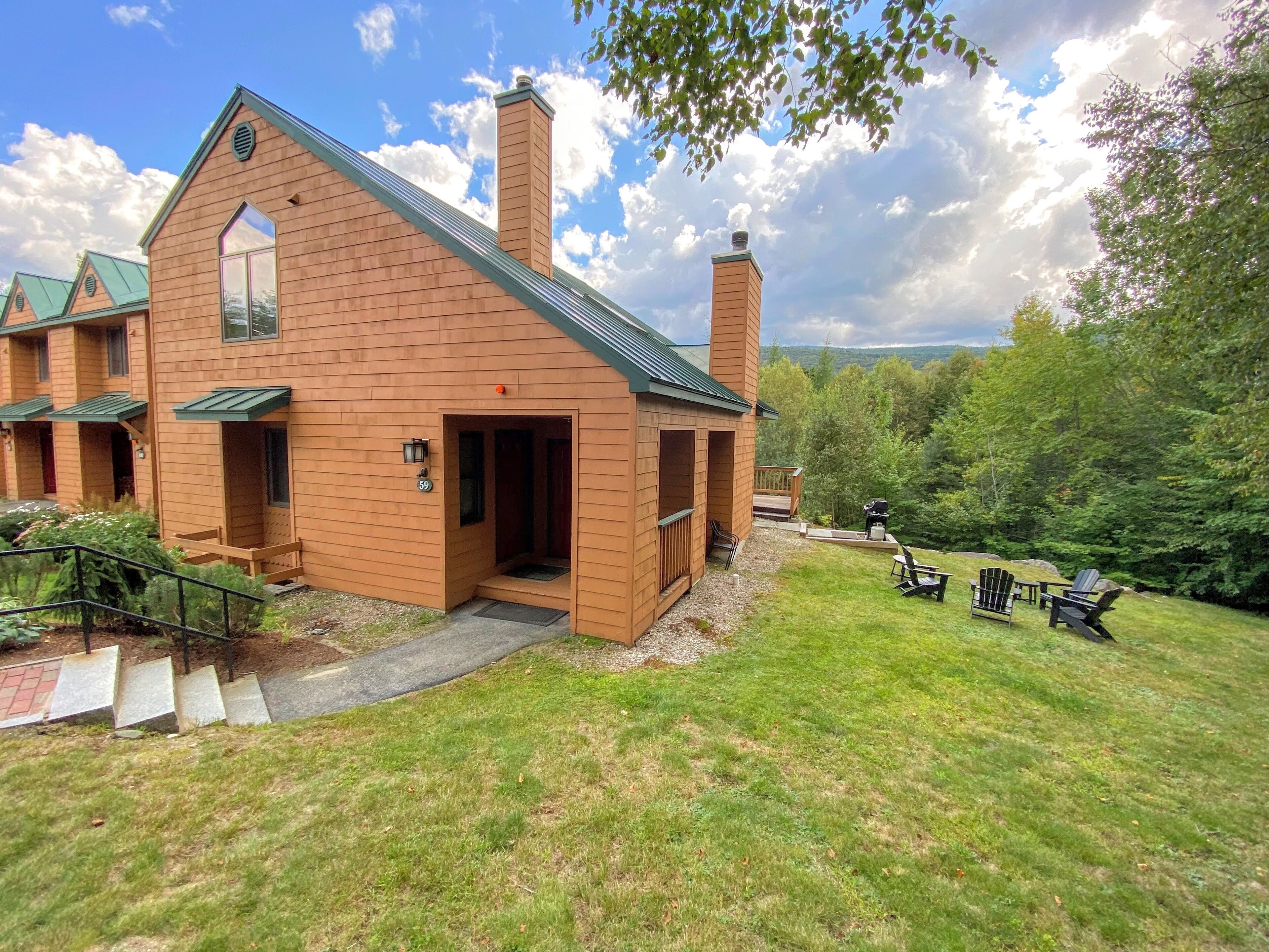 W59 Mount Wash Place Townhome, AC, fireplace, large deck, yard, 1 min to skiing!