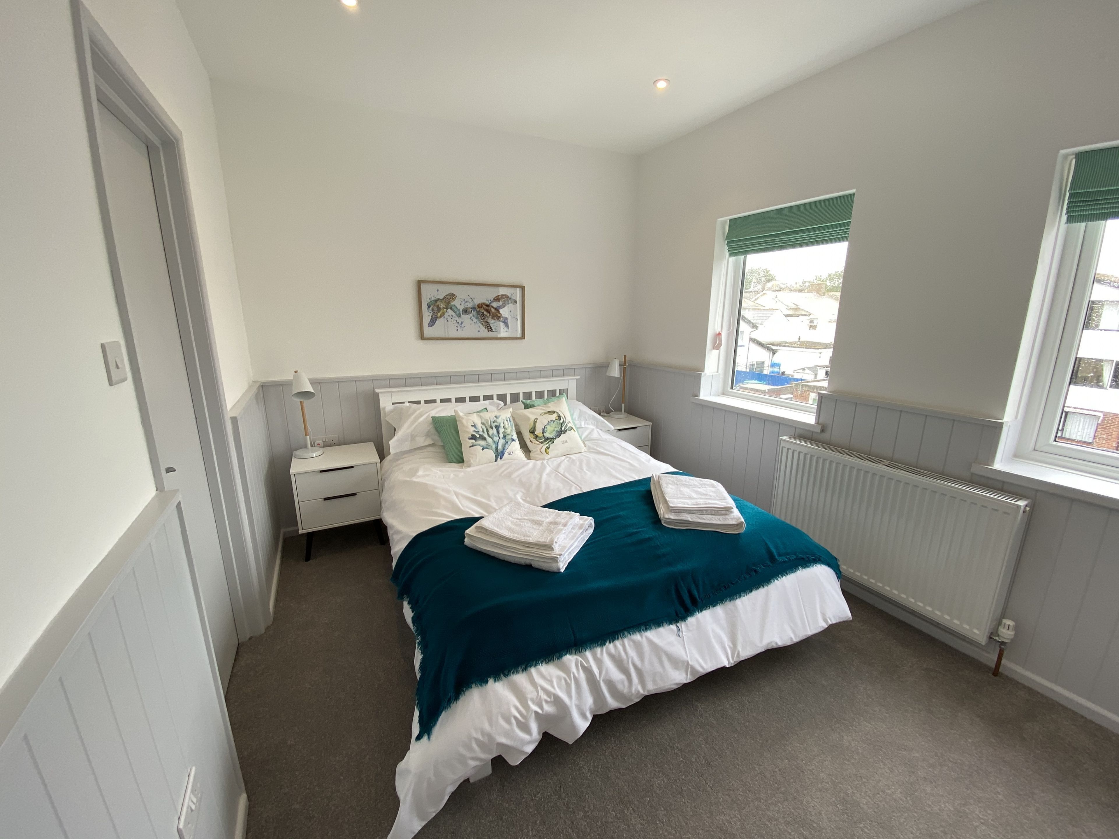 2 室のベッドルーム、WiFi (無料)、ベッドシーツ