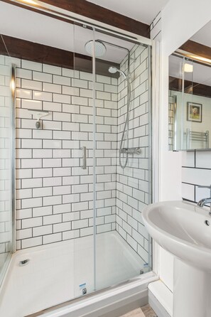 Shower, hair dryer, towels - Barn Cottage @ Arrowan Common Farm (Coverack)