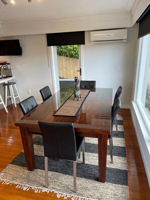 Dining - City Views on Rattray, Large and luxurious close to town (Dunedin)