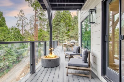 Luxury Retreat, 5mins to the Lake | Game Room + Fire Pit | Howlite by AvantStay