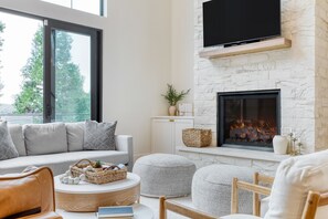 Smart TV, chimenea, futbolito y tenis de mesa 