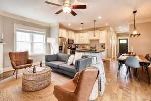 Smart-TV, Kamin, Tischfußball, Arbeitsbereiche